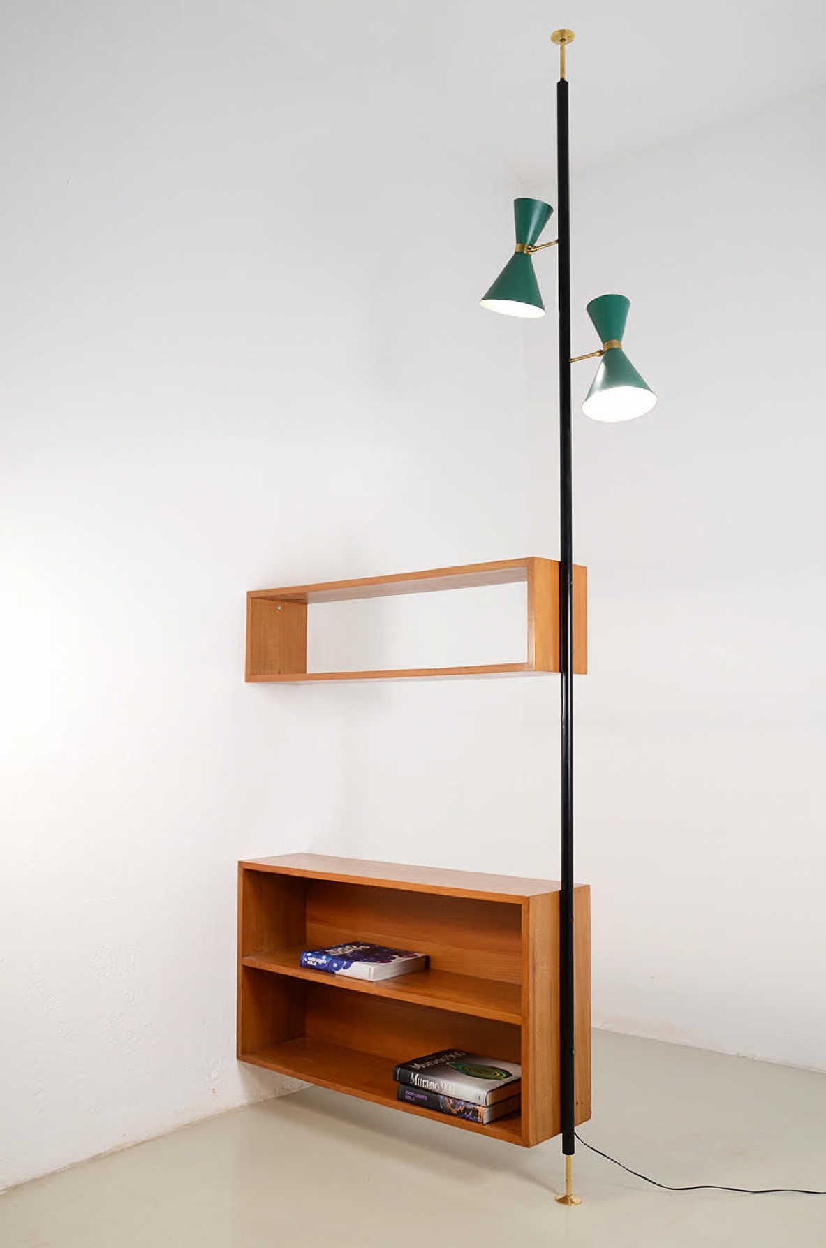 Edoardo Gellner, mobile divisorio composto da due mensole pensili in ciliegio e due lampade in metallo laccato e ottone, montate su struttura in ferro. 1950ca.