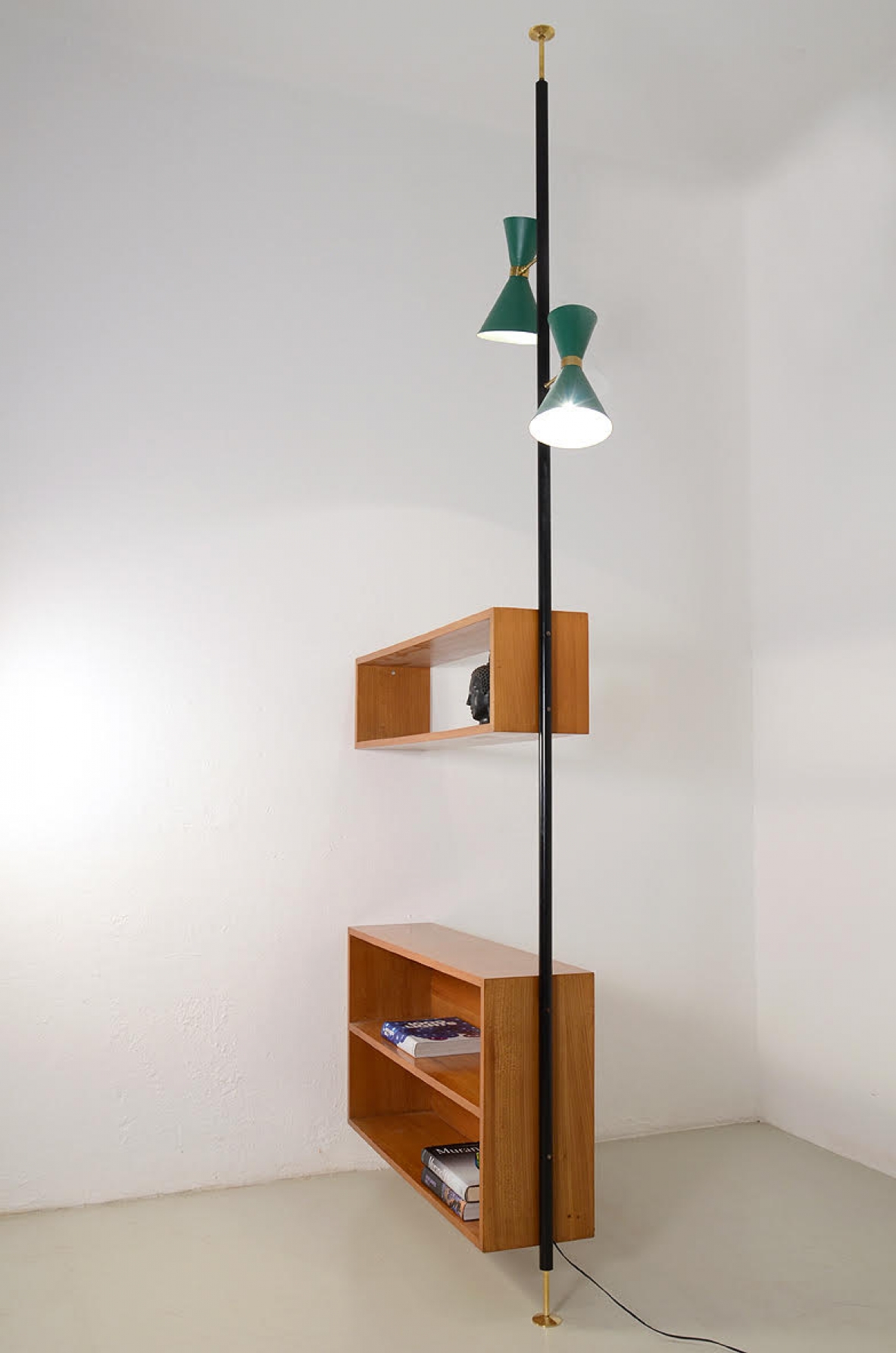 Edoardo Gellner, mobile divisorio composto da due mensole pensili in ciliegio e due lampade in metallo laccato e ottone, montate su struttura in ferro. 1950ca.