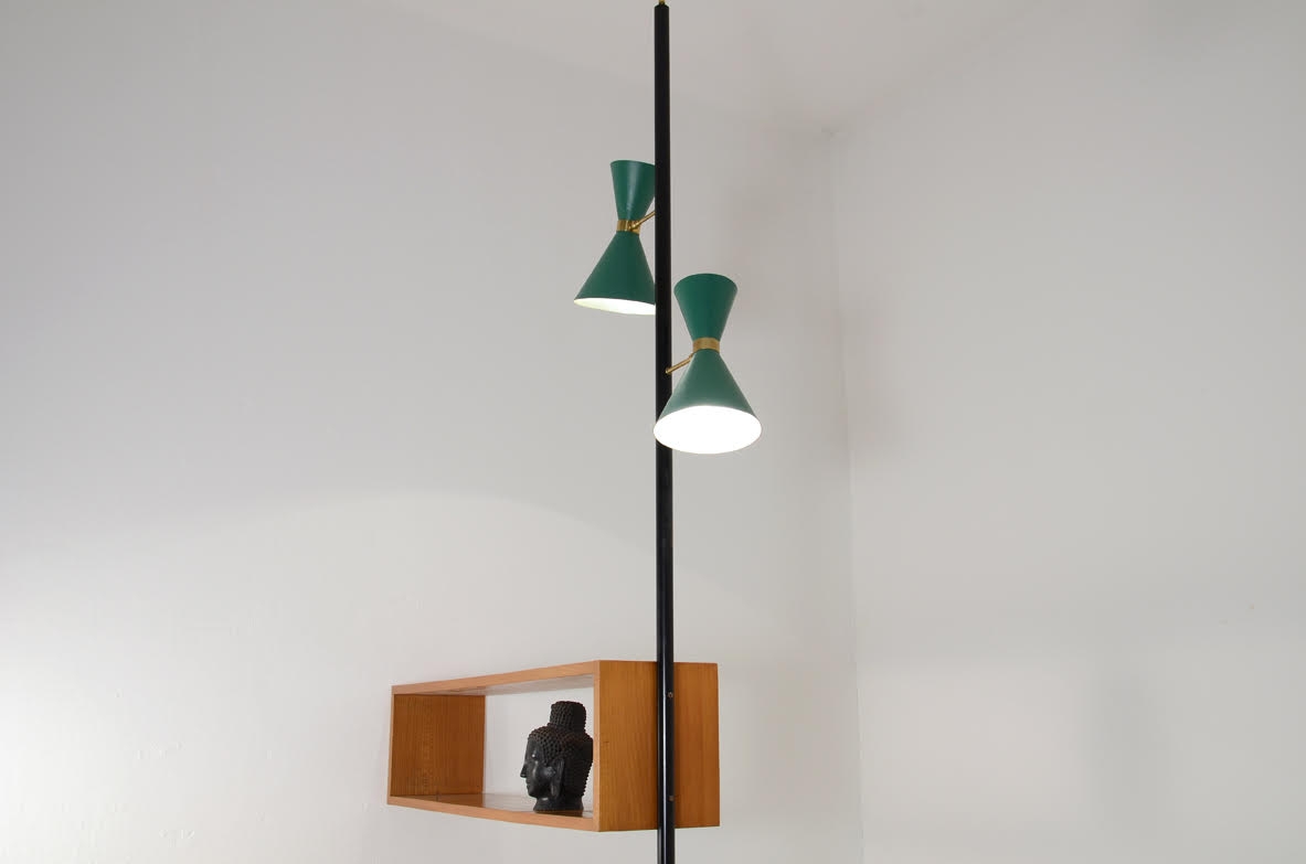 Edoardo Gellner, mobile divisorio composto da due mensole pensili in ciliegio e due lampade in metallo laccato e ottone, montate su struttura in ferro. 1950ca.