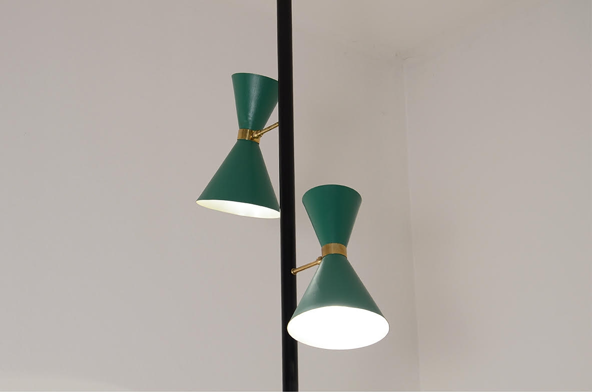 Edoardo Gellner, mobile divisorio composto da due mensole pensili in ciliegio e due lampade in metallo laccato e ottone, montate su struttura in ferro. 1950ca.