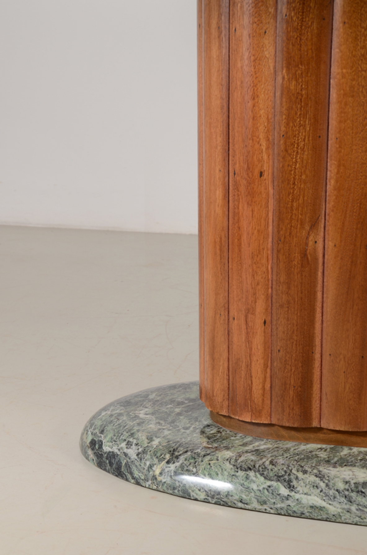 Vittorio Dassi, unique 1940's dining table with a very nice mahogany oval column and green 