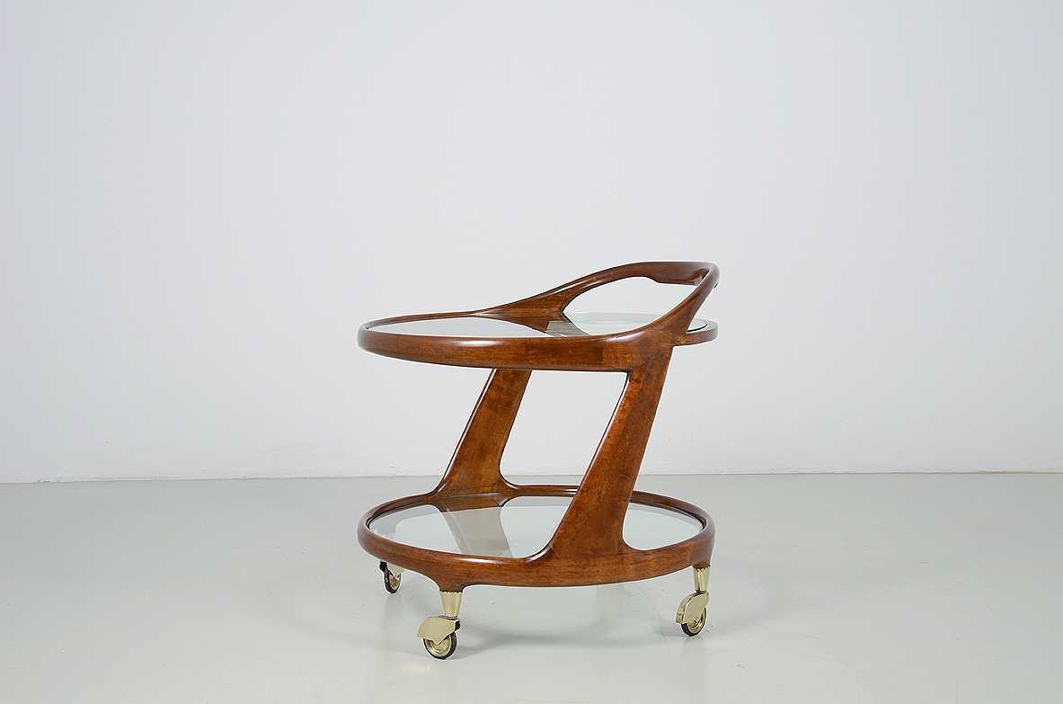 Carrello in mogano con dettagli in ottone e ripiani in cristallo molato.  Italia, 1950ca.