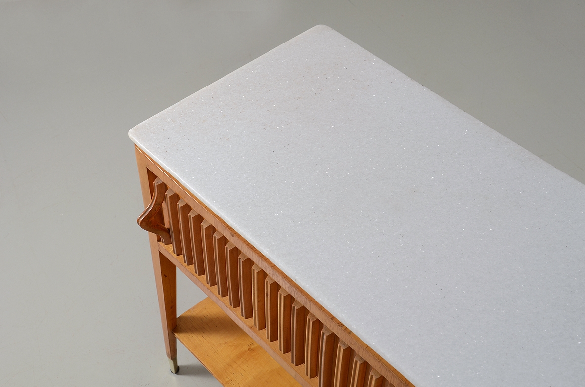 Coppia di comodini in acero con piano in marmo e un cassetto, produzione Cassina 1957.
