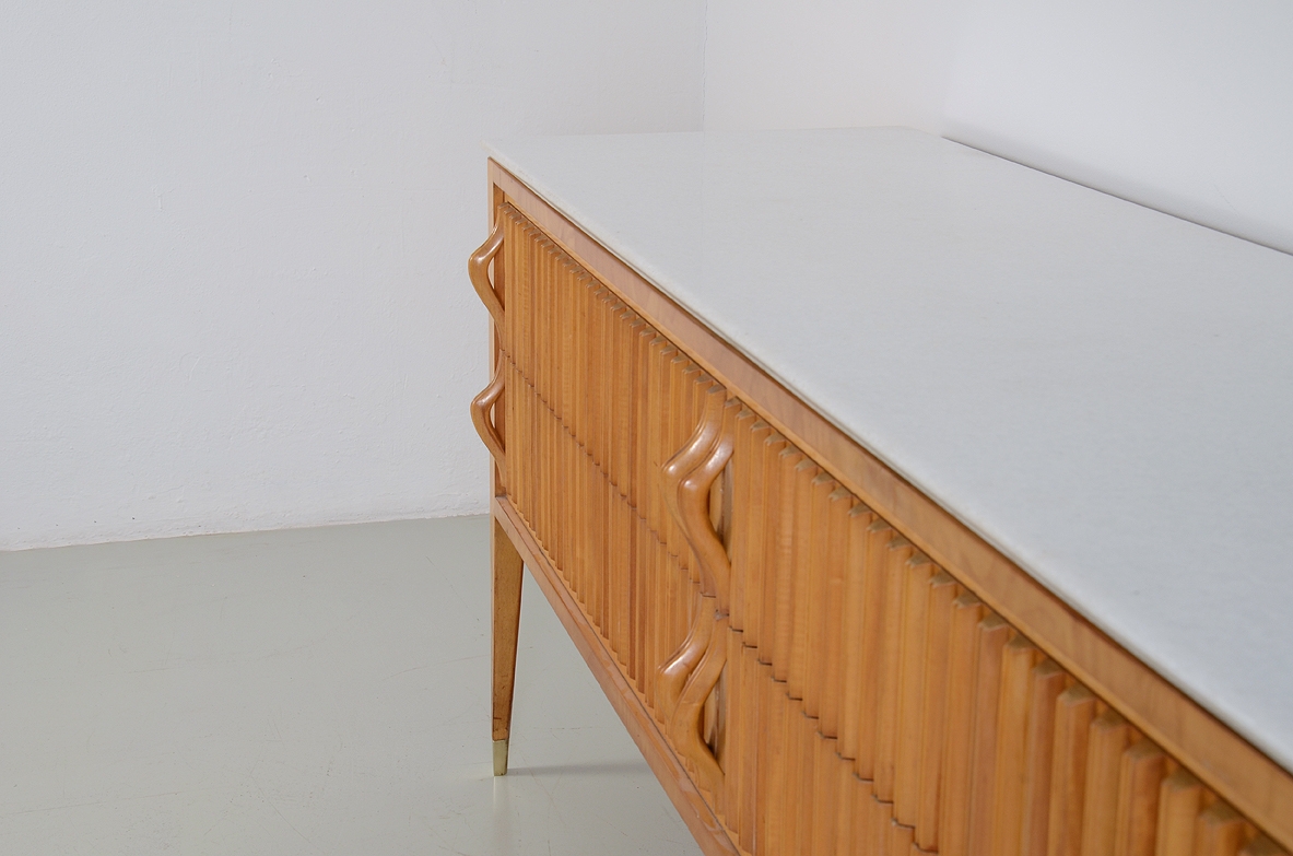 Unique chest of drawers in maple wood with grinded front drawers, very nice handles and fine-grained marble top. Prod. Cassina, 1957.