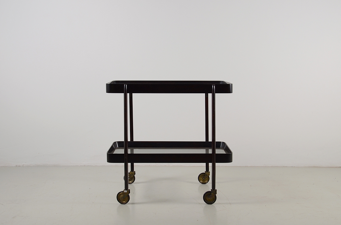 Elegante carrello in mogano con due ripiani a vassoio sagomati. Manifattura italiana 1950.