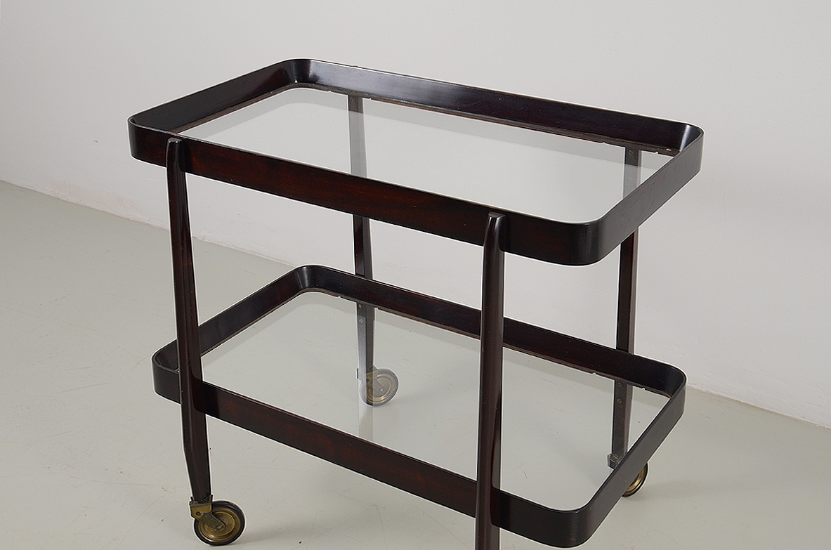 Elegante carrello in mogano con due ripiani a vassoio sagomati. Manifattura italiana 1950.