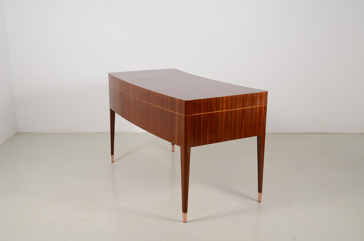 Italian elegant and curved 1950's desk in walnut and maplewood with five drawers and brass tips.