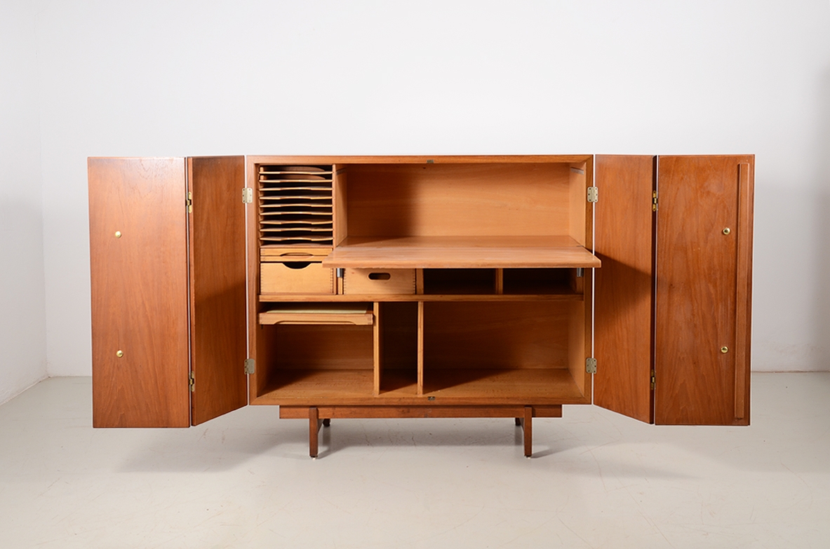 Ultra-functional office or smart-working cabinet in oak wood with various compartments, drawers and a pull-out writing desk. Italiy 1960's.
