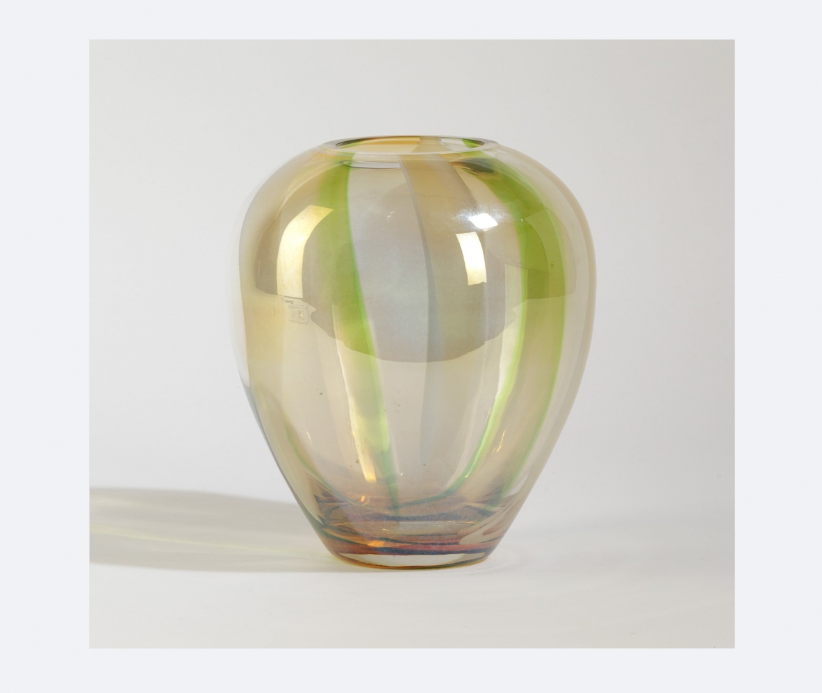 Murano, 20th century, egg-shaped vase in iridescent glass.