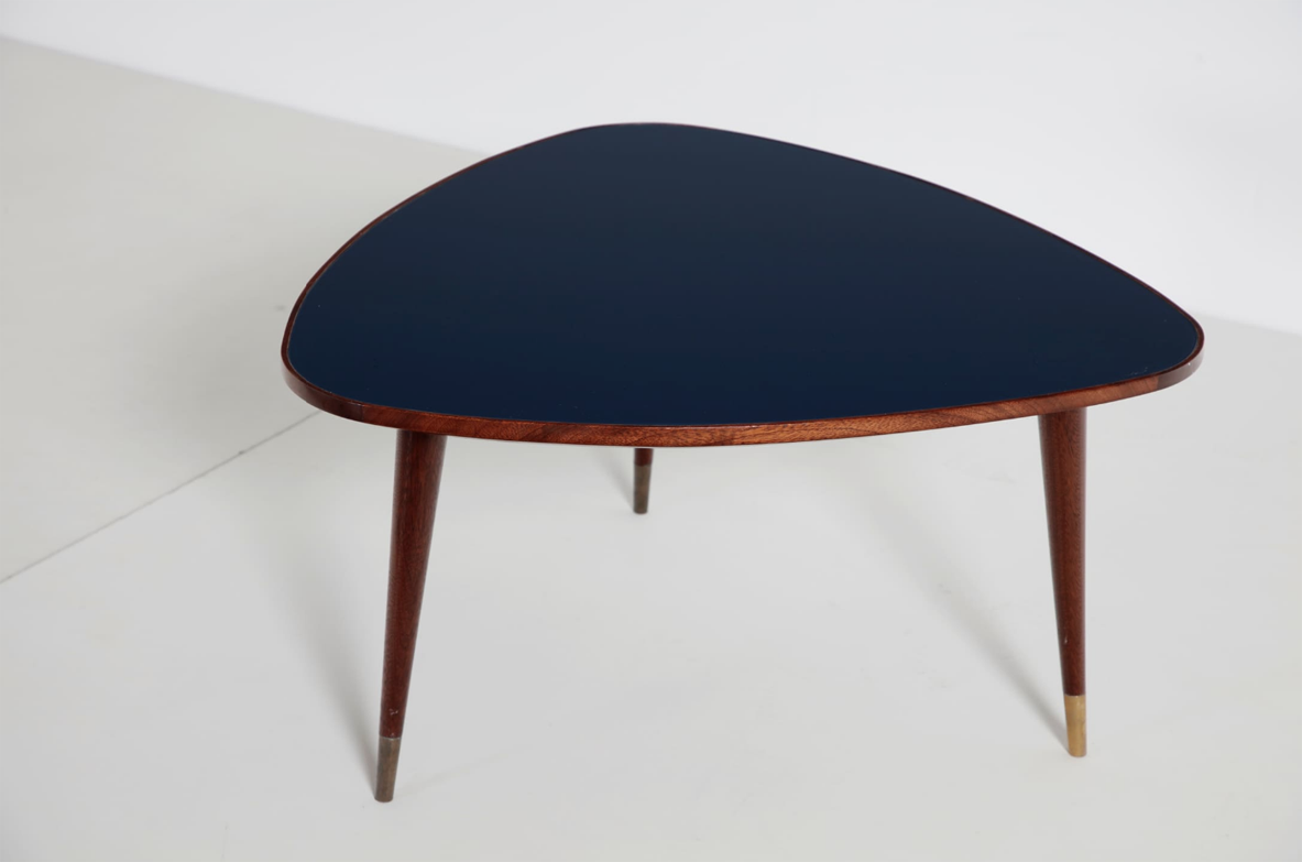 Coppia di tavolini con struttura in legno e piano in vetro,  Osvaldo Borsani, 1950ca.