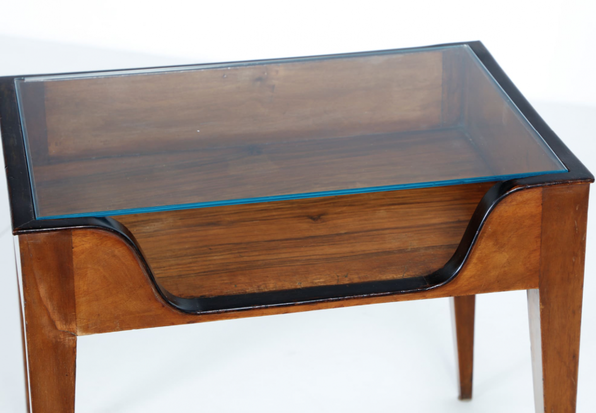 Gio Ponti attr., Coppia di comodini in noce con gambe tronco piramidali e piano in cristallo molato, 1950ca.