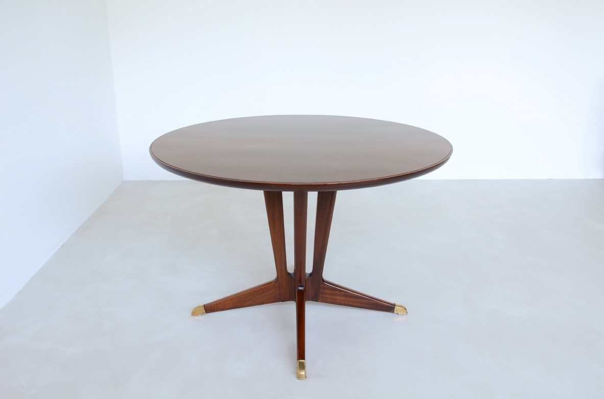 Guglielmo Ulrich, elegante tavolo in mogano con puntali in ottone, 1950ca.