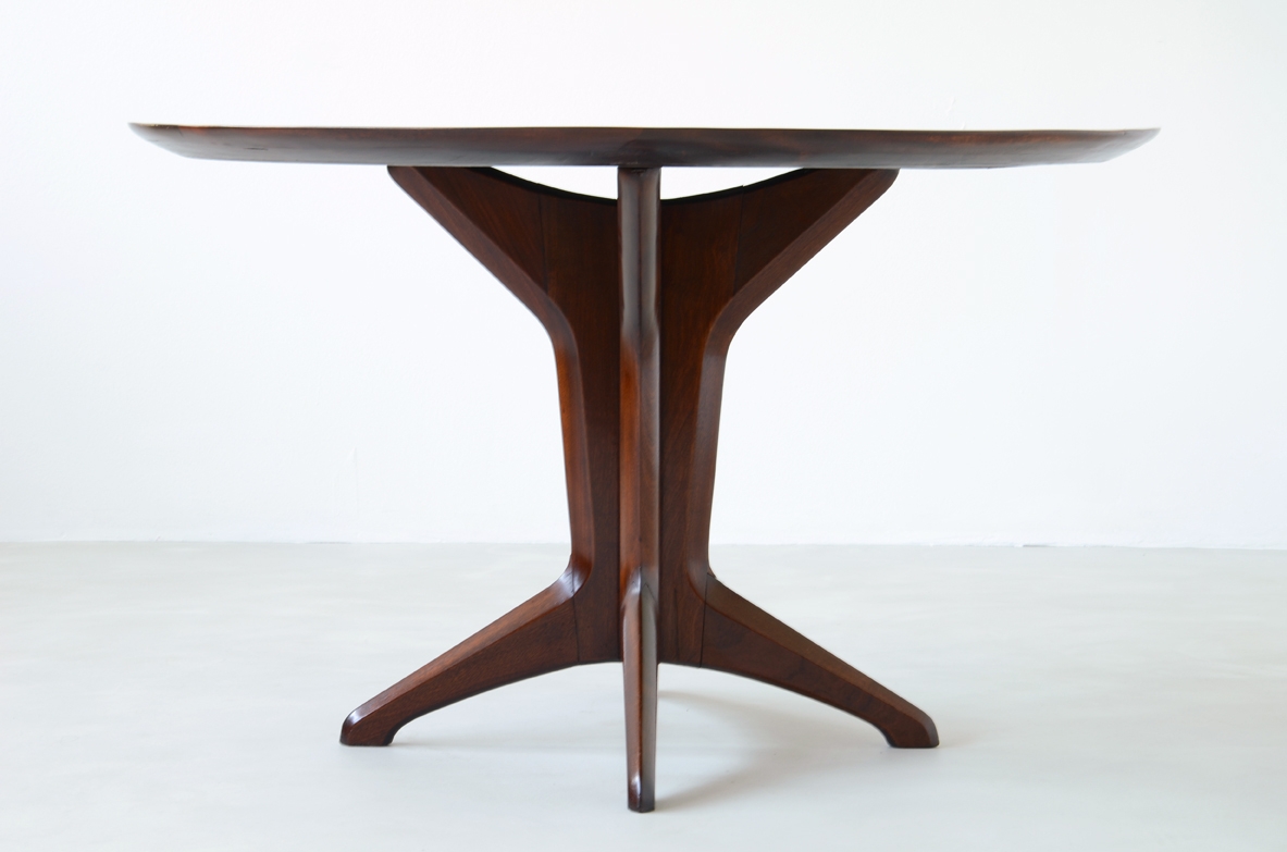 Ico Parisi, tavolo da pranzo in noce con gamba centrale e piano lastronato. Manifattura Spartaco Brugnoli, 1950ca.