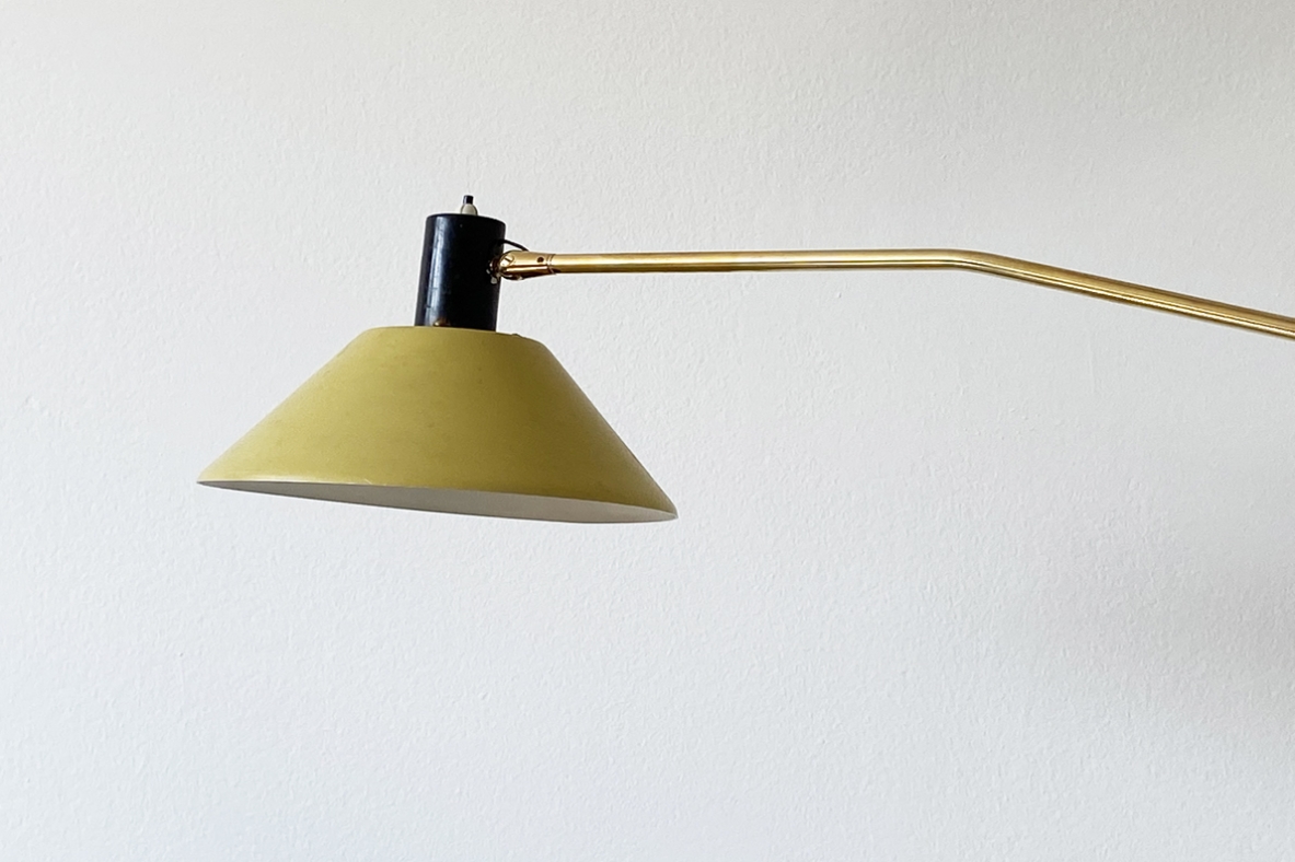 Stilux, piantana con cappello in metallo colorato e braccio con snodo in ottone regolabile. Stelo in metallo nero e base in marmo. Produzione Stilux Milano, 1950ca.