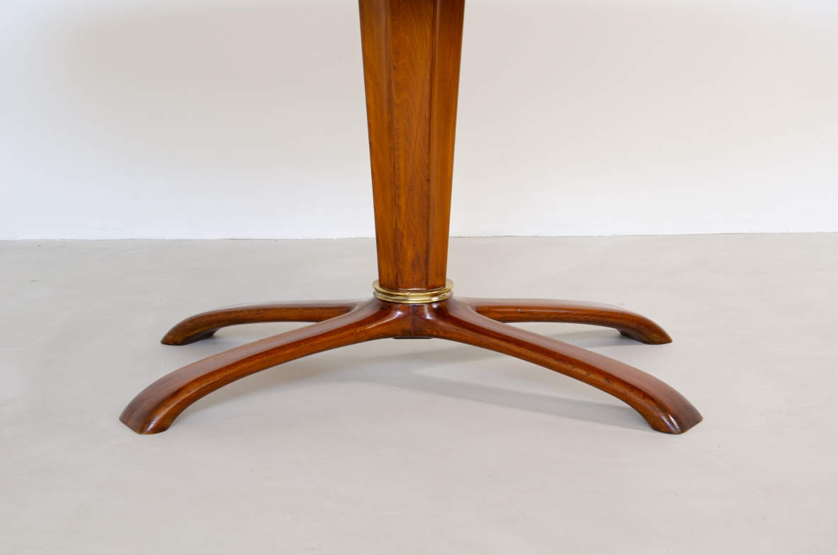 Osvaldo Borsani, tavolo in ciliegio con piano ovale, base a quattro razze e colonna centrale con anello in bronzo, 1950ca.