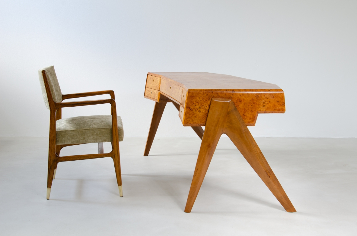 Arturo Roversi, unique 1950's sculptural desk in briar wood with irregular shaped top and tilt front with five drawers. Bibl. F.Grigioni, arredamenti, ill.152, rivista dell'arreamento N.27.