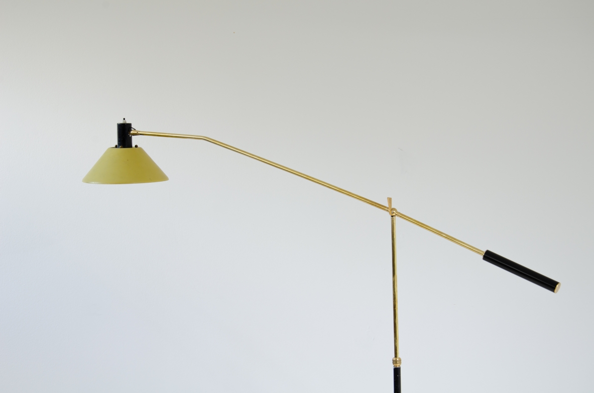 Lampada da terra con cappello in metallo colorato e lungo braccio a snodo in ottone. Stelo in metallo e base in marmo.  Etichetta del produttore.  Stilux Milano, 1955ca.