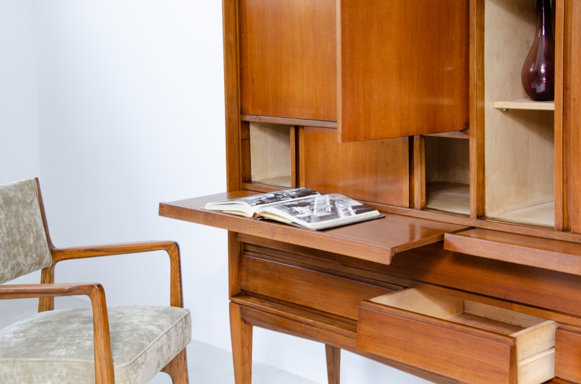 Gio Ponti, mobile in noce chiaro a scomparti con ante e pannelli scorrevoli, 1950ca.