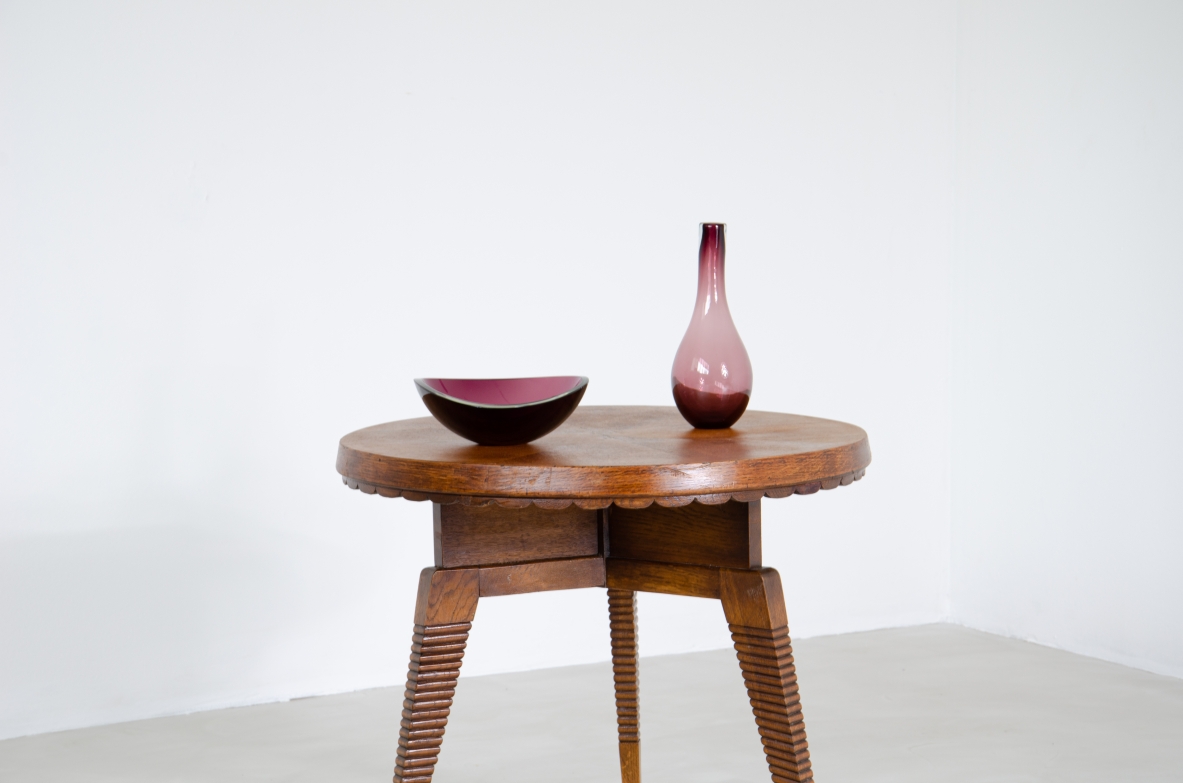 Pier Luigi Colli, raffinato tavolino in legno di olmo con tre gambe finemente intagliate e piano con motivo a onda.  Produzione Colli Torino, 1940ca.