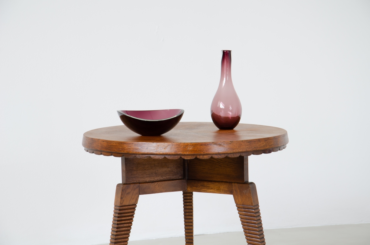 Pier Luigi Colli, raffinato tavolino in legno di olmo con tre gambe finemente intagliate e piano con motivo a onda.  Produzione Colli Torino, 1940ca.