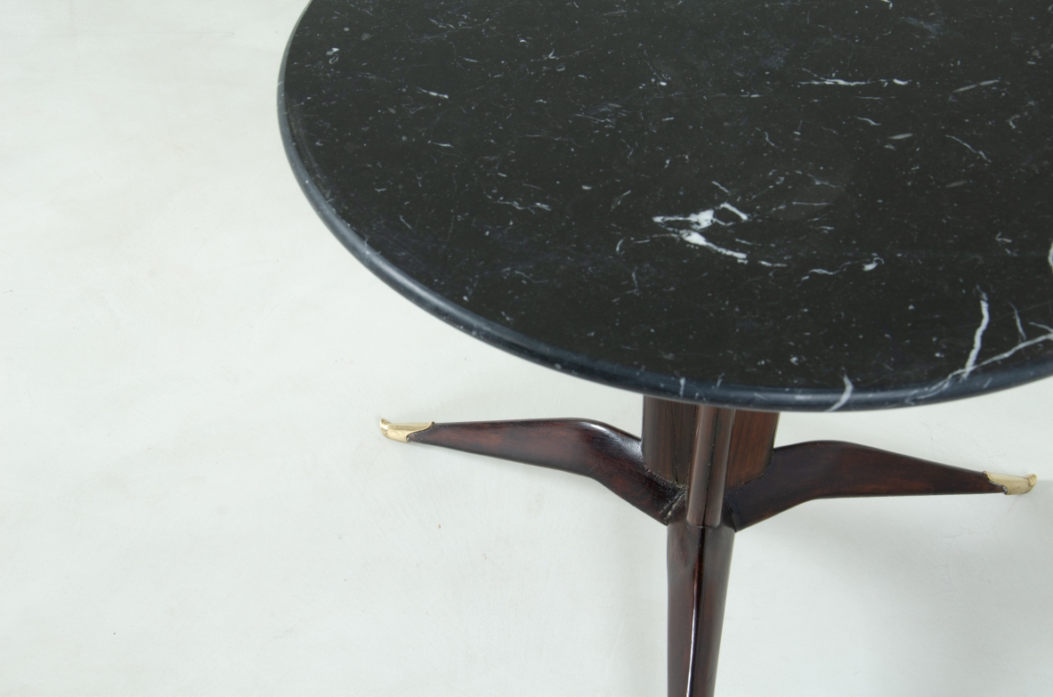 Splendida coppia di tavolini in noce con puntali in ottone e piano in marmo nero Marquinia. Attr. Carlo Rava, 1950ca.