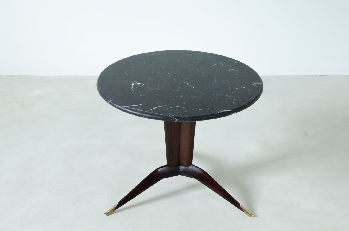 Splendida coppia di tavolini in noce con puntali in ottone e piano in marmo nero Marquinia. Attr. Carlo Rava, 1950ca.