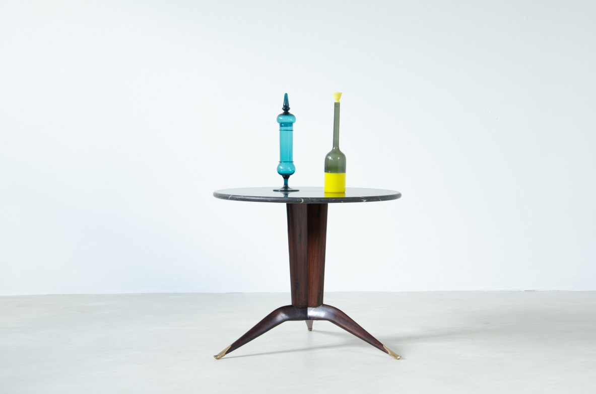 Splendida coppia di tavolini in noce con puntali in ottone e piano in marmo nero Marquinia. Attr. Carlo Rava, 1950ca.