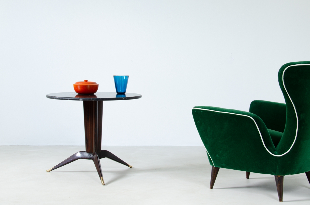 Splendida coppia di tavolini in noce con puntali in ottone e piano in marmo nero Marquinia. Attr. Carlo Rava, 1950ca.