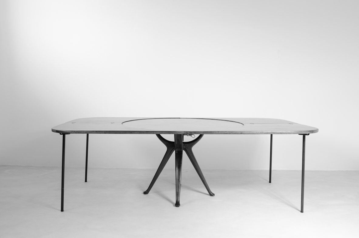 Osvaldo Borsani, splendid round table with extensions, specially produced on commission for Lucio Fontana residence in Milan, 1940's.