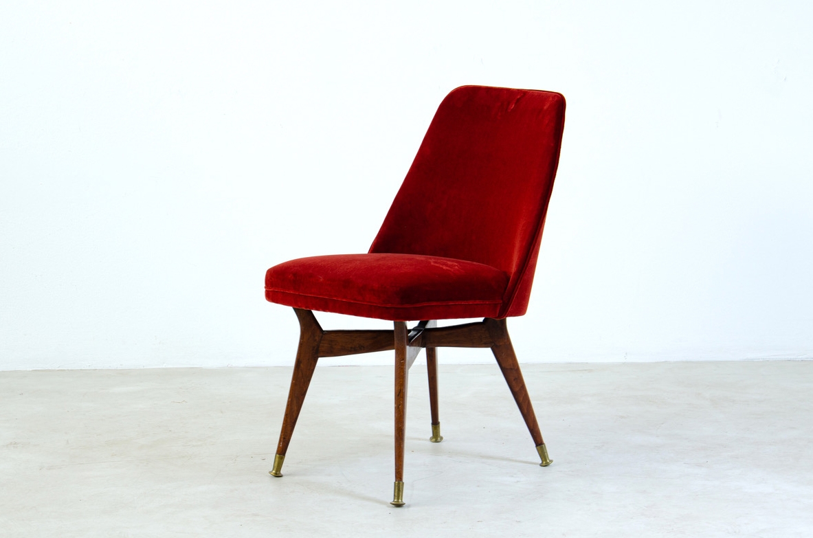 Melchiorre Bega, due sedie con seduta a pozzetto imbottita, struttura in legno e puntali in ottone. Manifattura Bega & C., 1954.