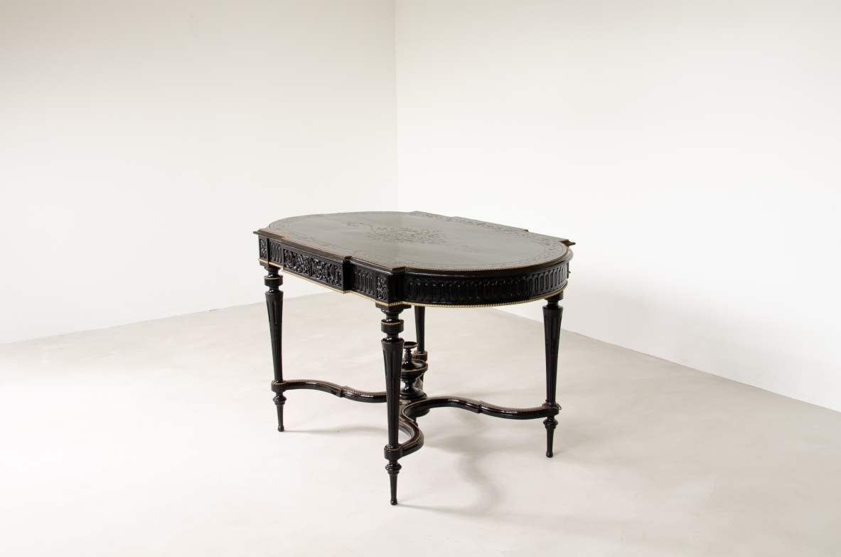 Tavolo da centro in legno ebanizzato con sottili gambe tornite e piano sagomato, profili in ottone. Francia, 1870-1900