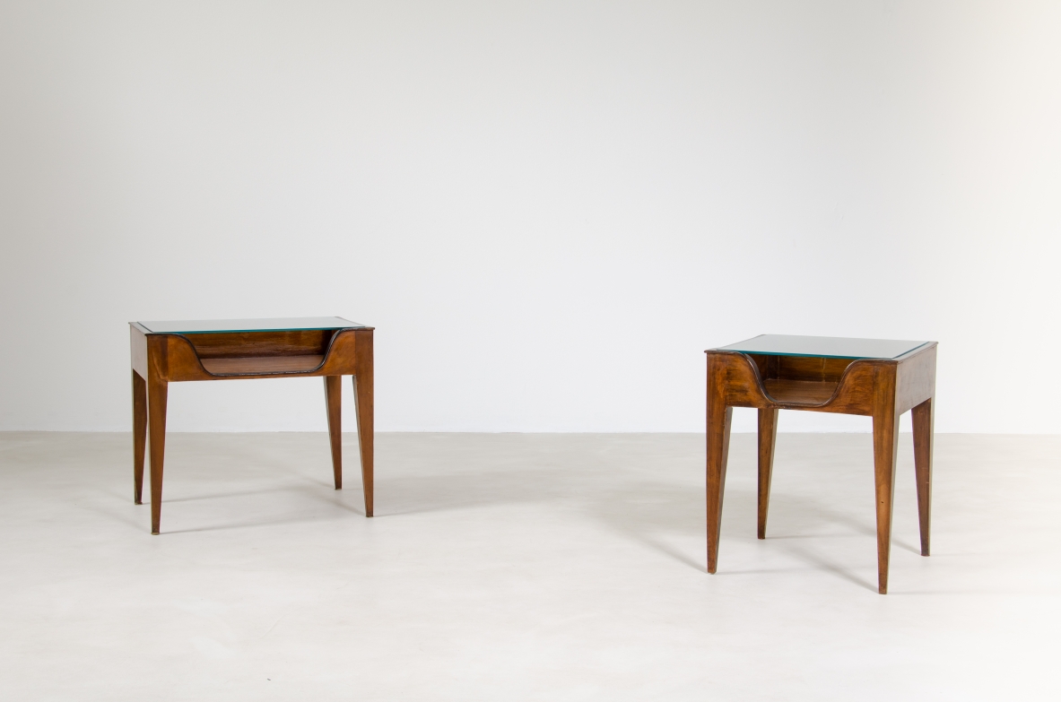 Gio Ponti attr. Coppia di comodini in noce con gambe tronco piramidali e piano in cristallo molato, 1950ca.