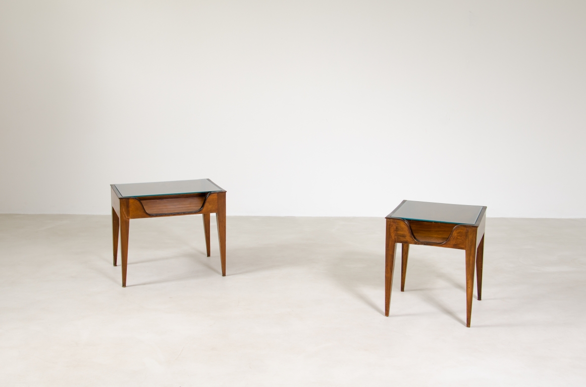 Gio Ponti attr. Coppia di comodini in noce con gambe tronco piramidali e piano in cristallo molato, 1950ca.
