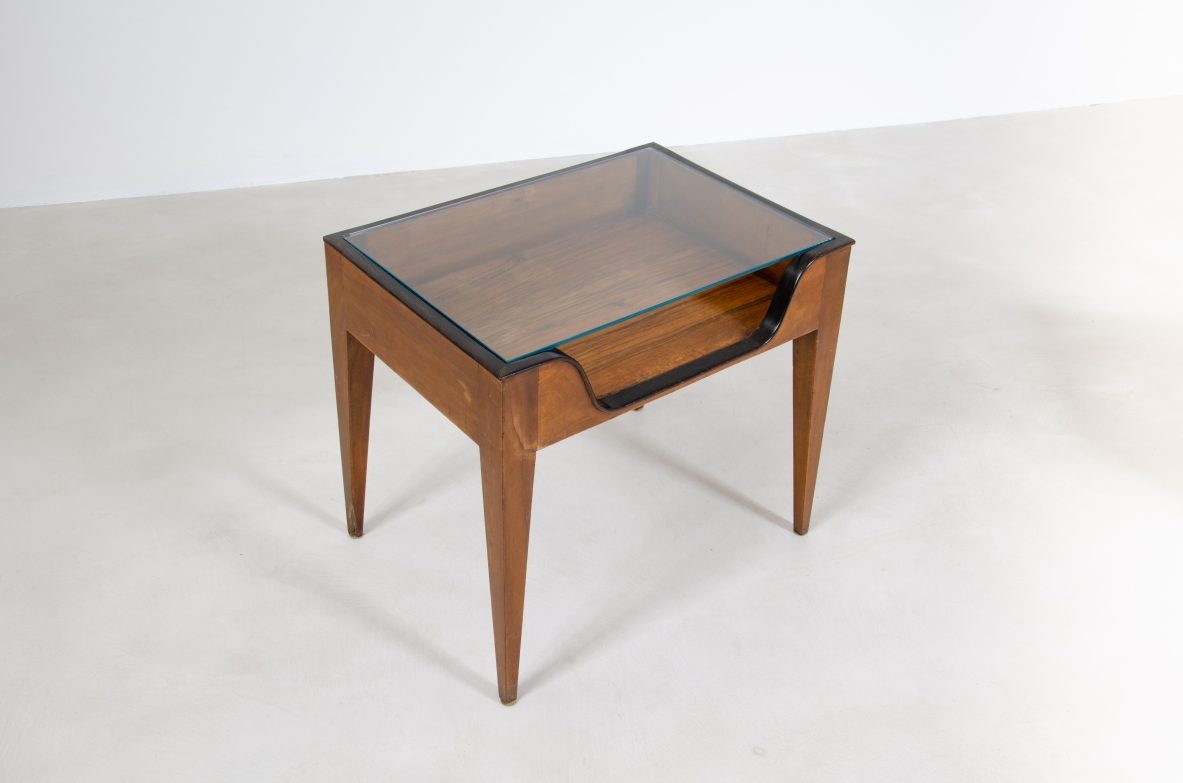 Gio Ponti attr. Coppia di comodini in noce con gambe tronco piramidali e piano in cristallo molato, 1950ca.