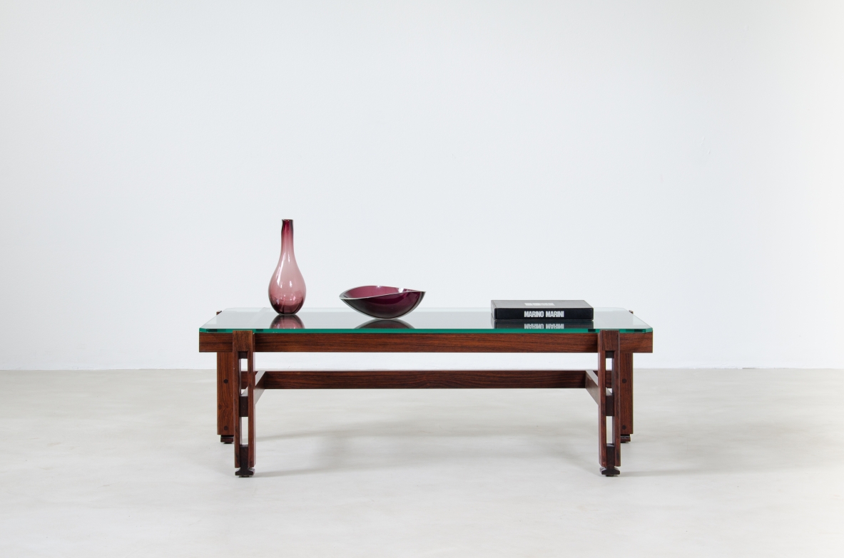 Ico Parisi, tavolino con struttura asimmetrica in palissandro e piano in cristallo di grande spessore, prod. Cassina, 1962.