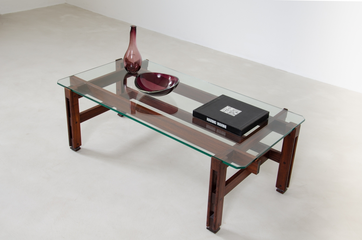 Ico Parisi, tavolino con struttura asimmetrica in palissandro e piano in cristallo di grande spessore, prod. Cassina, 1962.