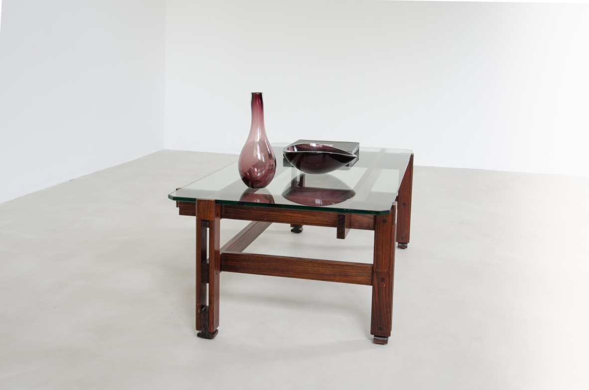 Ico Parisi, tavolino con struttura asimmetrica in palissandro e piano in cristallo di grande spessore, prod. Cassina, 1962.