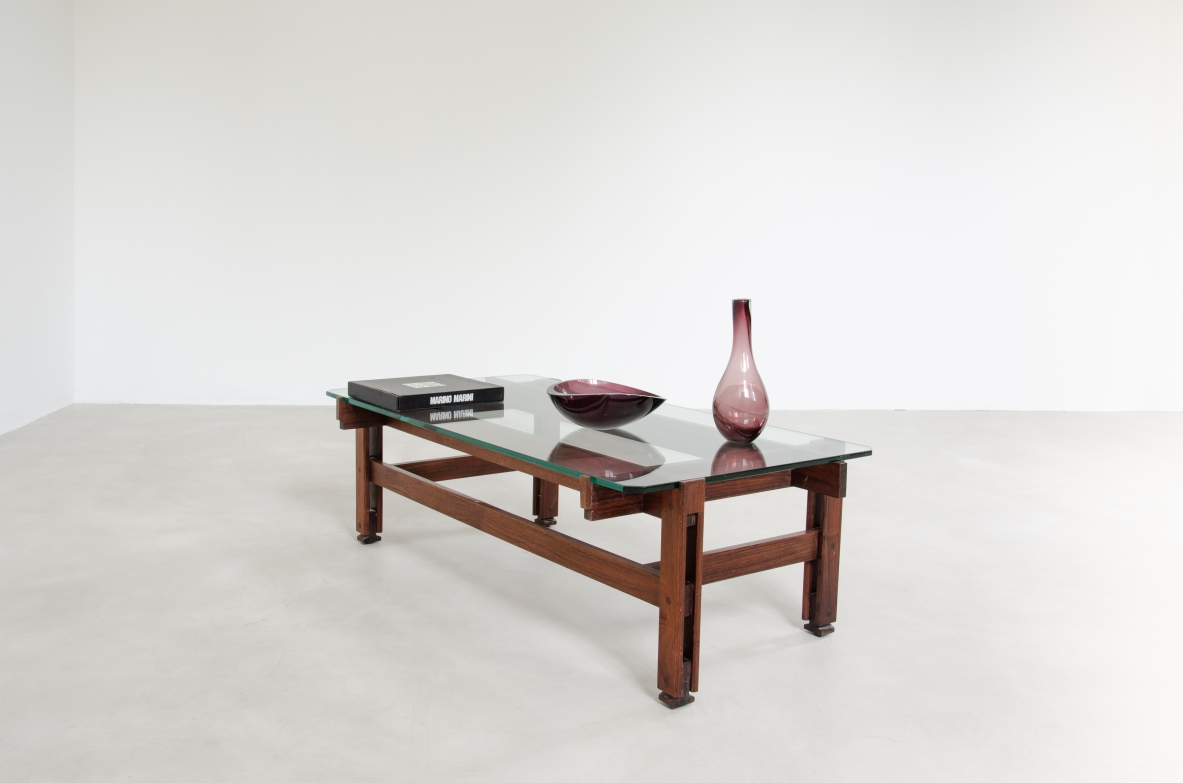 Ico Parisi, tavolino con struttura asimmetrica in palissandro e piano in cristallo di grande spessore, prod. Cassina, 1962.
