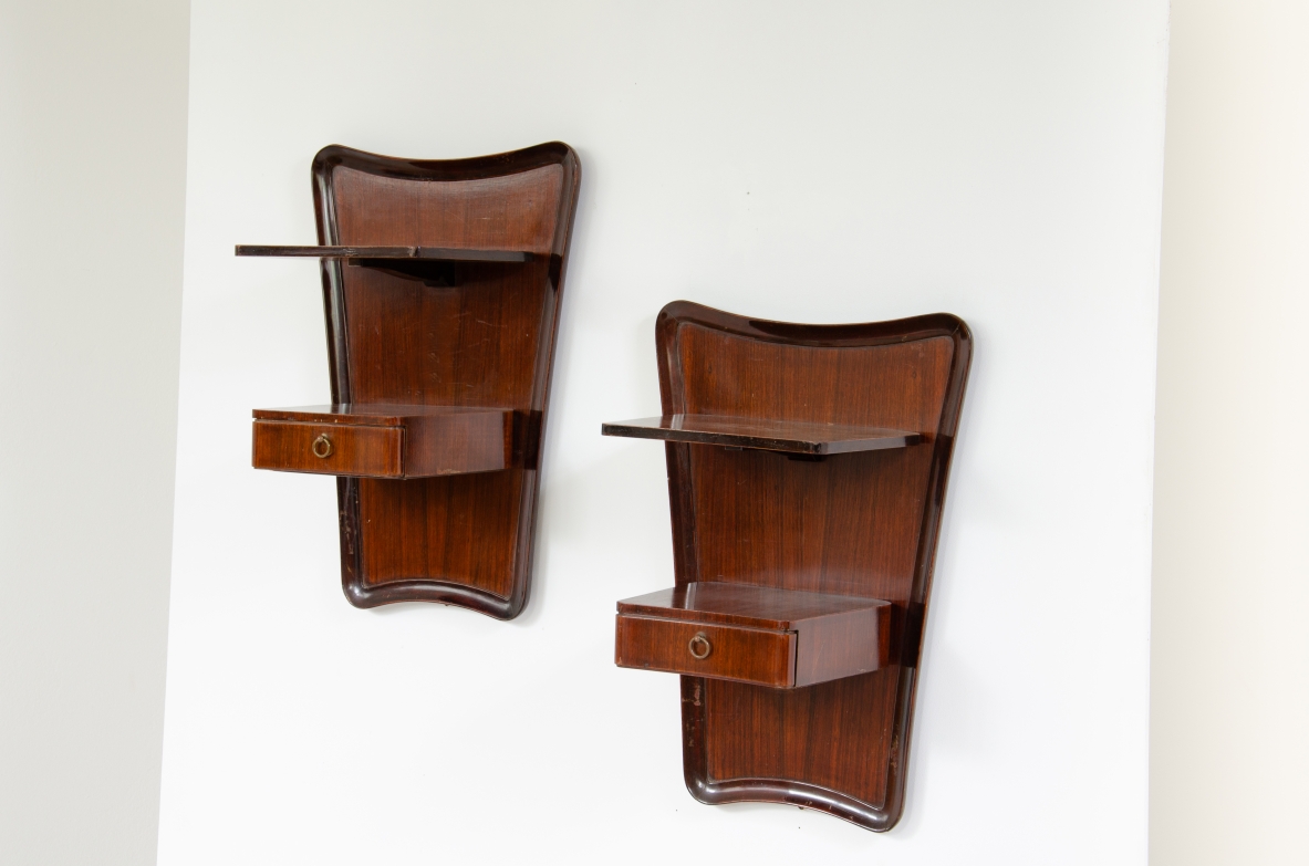 Osvaldo Borsani, splendida coppia di comodini pensili sagomati con un cassetto e due piccoli ripiani.  Produzione Borsani Varedo, 1950ca.