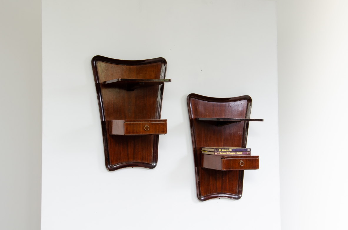 Osvaldo Borsani, splendida coppia di comodini pensili sagomati con un cassetto e due piccoli ripiani.  Produzione Borsani Varedo, 1950ca.
