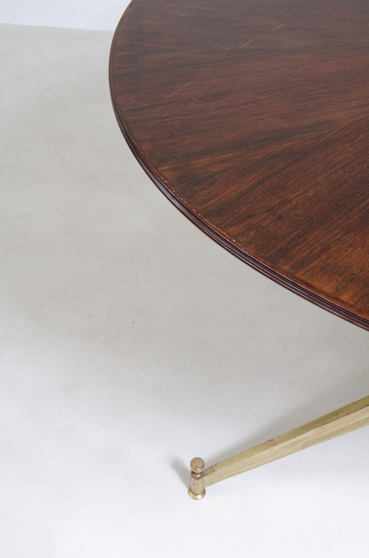 Melchiorre Bega, splendido tavolo con tripode in fusione ed elegante piano in palissandro su base tornita, Italia 1950ca.