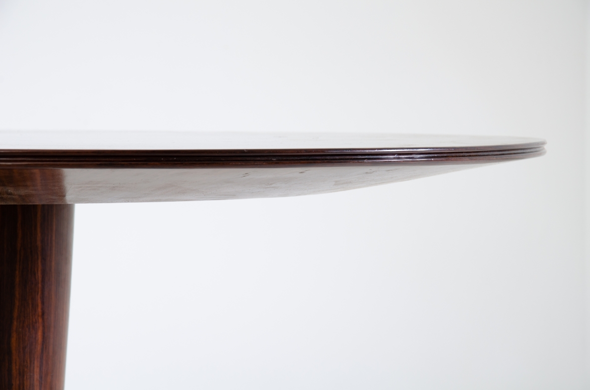 Melchiorre Bega, splendido tavolo con tripode in fusione ed elegante piano in palissandro su base tornita, Italia 1950ca.