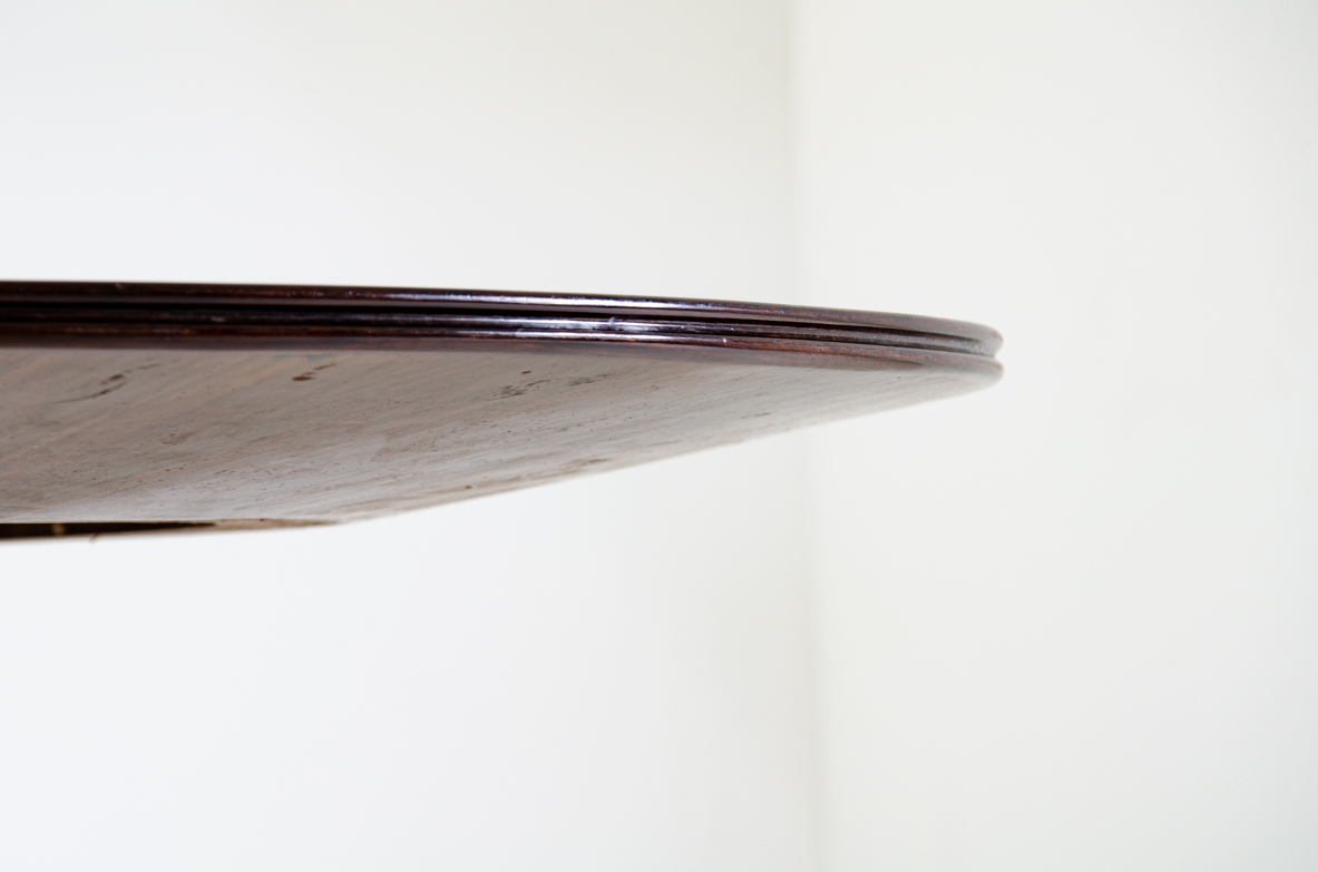 Melchiorre Bega, splendido tavolo con tripode in fusione ed elegante piano in palissandro su base tornita, Italia 1950ca.