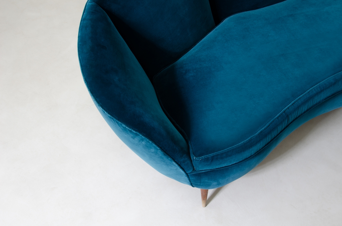 Very large and elegant sofa with a beautiful curved shape, Italy 1940's.