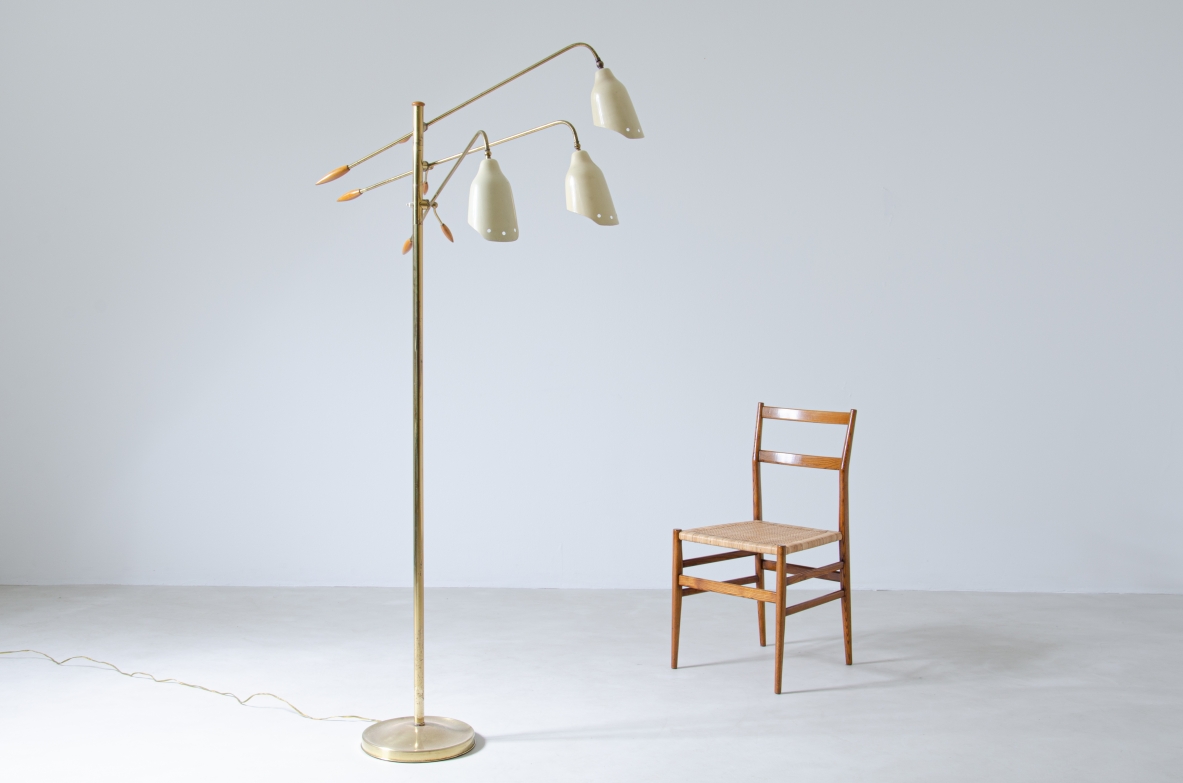 Piantana in ottone a tre bracci regolabili e coni sagomati in metallo verniciato con eleganti finali in legno tornito.  Prod. Arredoluce, 1950ca.