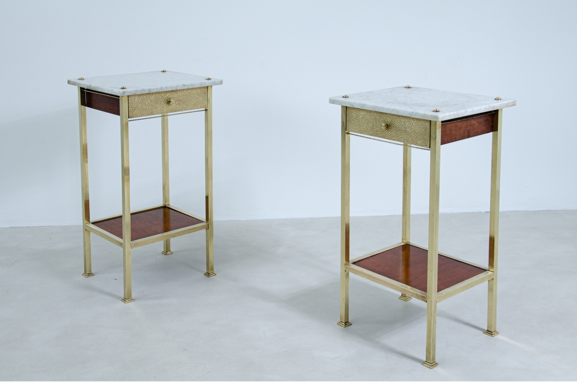 Coppia di comodini in ottone martellato e legno con piani in marmo.  Italia 1920/30ca.