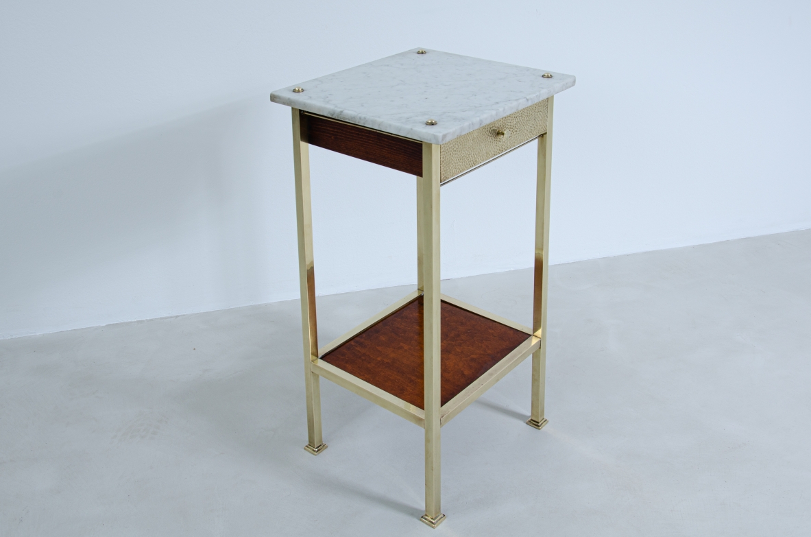 Coppia di comodini in ottone martellato e legno con piani in marmo.  Italia 1920/30ca.