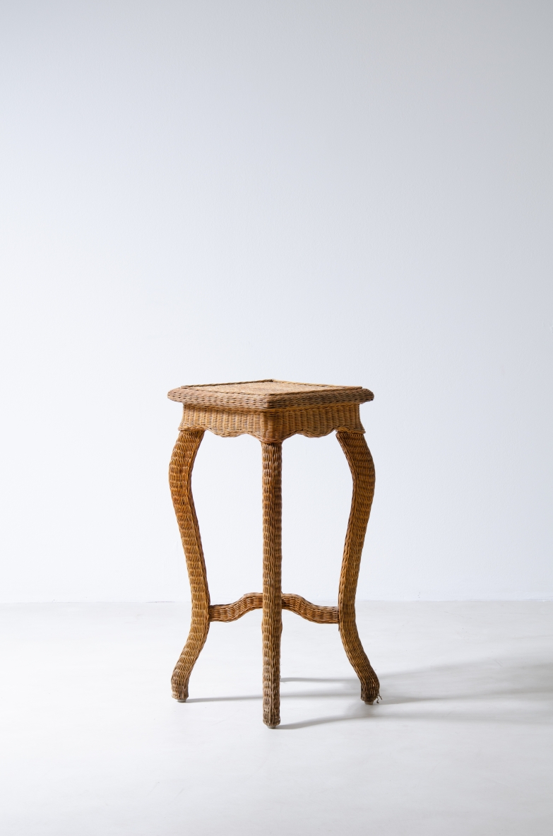 Piccolo tavolino Gueridon in legno e giunco intrecciato.  Italia 1920-30ca.