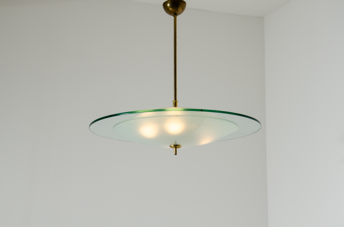 Pietro Chiesa, grande lampadario con disco centrale in vetro di grande spessoreverde verde Nilo e due campane in vetro curvato con stelo in ottone.  Fontana Arte anni 40.