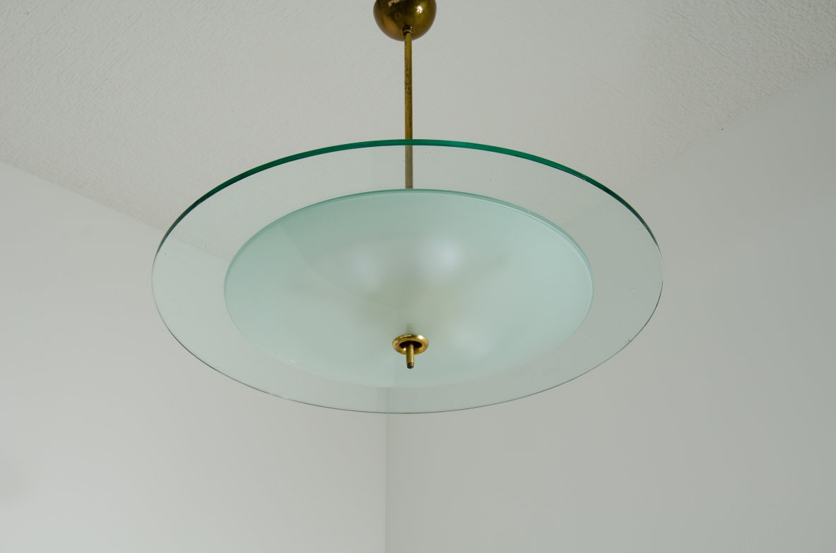 Pietro Chiesa, grande lampadario con disco centrale in vetro di grande spessoreverde verde Nilo e due campane in vetro curvato con stelo in ottone.  Fontana Arte anni 40.